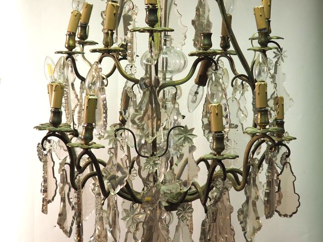Grand lustre à pampilles de style Louis XV éclairant à 18 lumières.