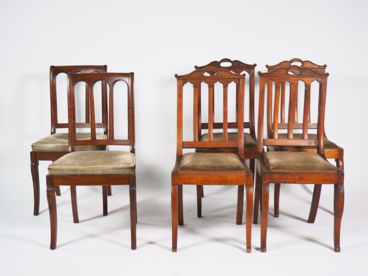 4 chaises Restauration en noyer et une paire de chaises Restauration e