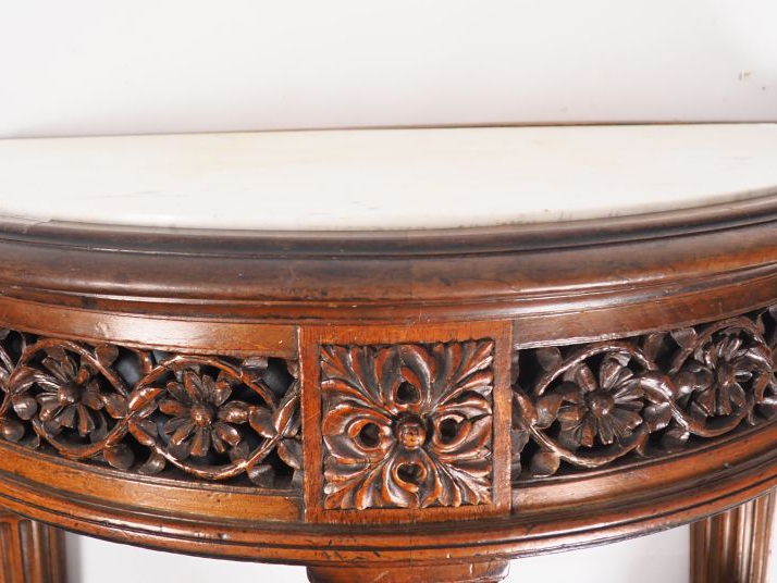 Console demi-lune de style Louis XVI en noyer sculpté et ajouré, à déc