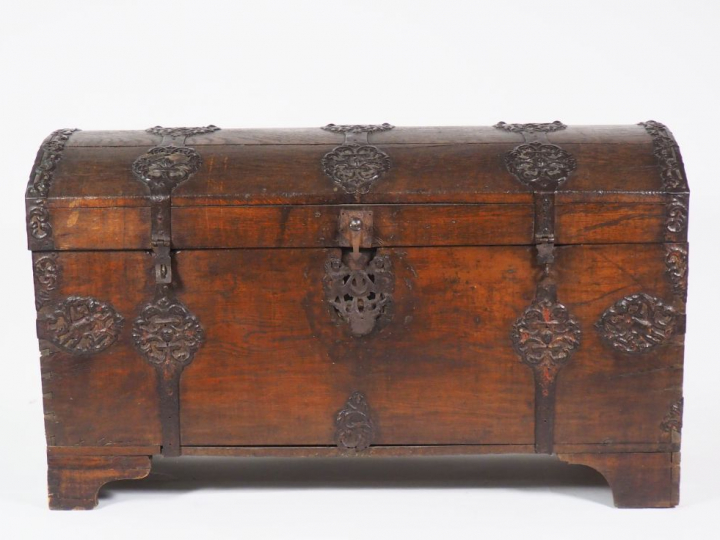 Grand coffre Louis XIV en bois et métal. Dim. 88 x 149 x 70 cm