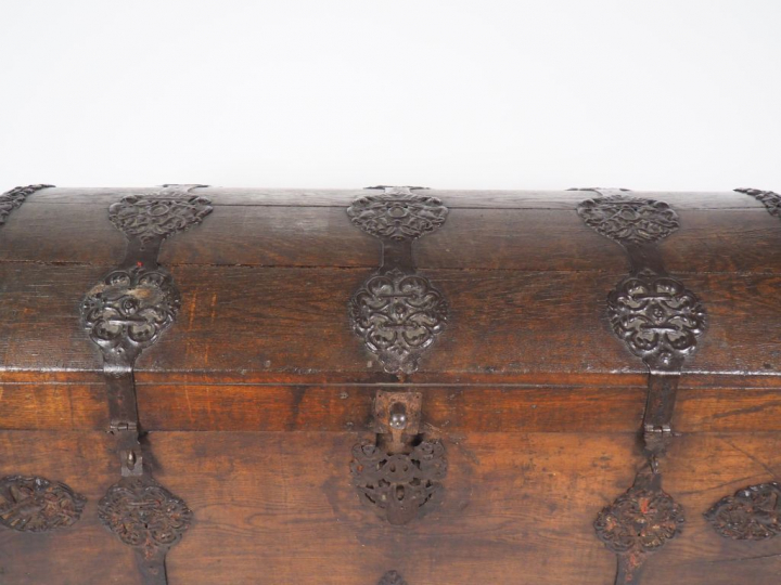 Grand coffre Louis XIV en bois et métal. Dim. 88 x 149 x 70 cm
