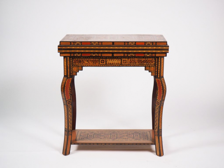 Table à jeux syrienne en marqueterie avec incrustations de nacre, à dé