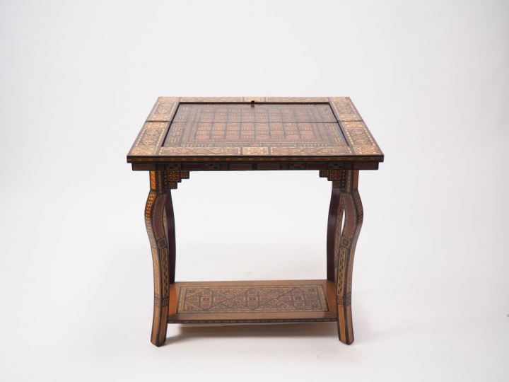 Table à jeux syrienne en marqueterie avec incrustations de nacre, à dé