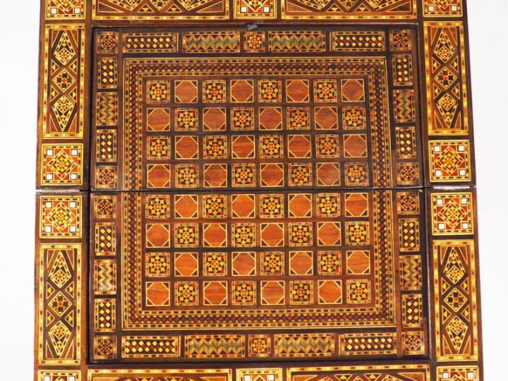Table à jeux syrienne en marqueterie avec incrustations de nacre, à dé