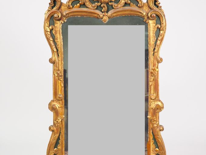 Glace du style Louis XV en bois sculpté, doré et laqué vert, à décor d