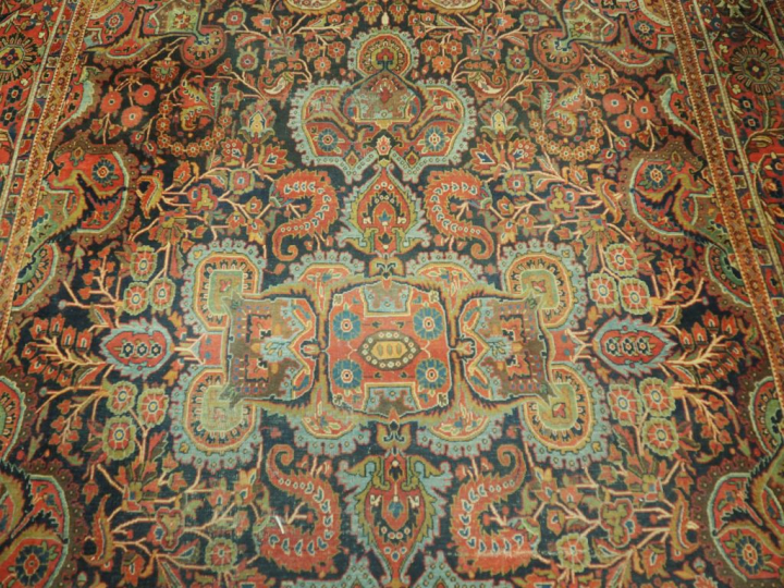Grand tapis d'Orient en laine, à décor de motifs géométriques. Dim. 36