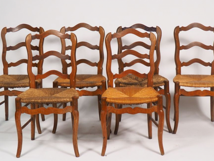 6 chaises paillées de style Louis XV en merisier. (une cassée et recol