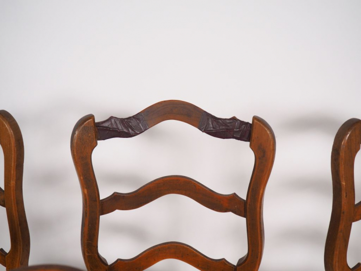 6 chaises paillées de style Louis XV en merisier. (une cassée et recol