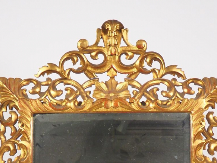 Glace de style Louis XIII en bois et stuc doré, ajouré. Dim. 120 x 91 