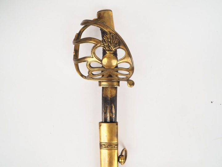 Sabre de cavalerie à garde de bataille en bronze à couvre chape, calot
