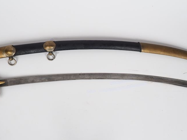 Sabre de cavalerie légère de fantaisie assez atypique et tardif, montu