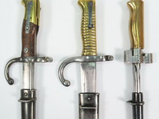 Vente aux enchères Lot de trois baïonnettes d’infanterie françaises, on y trouve une baïo