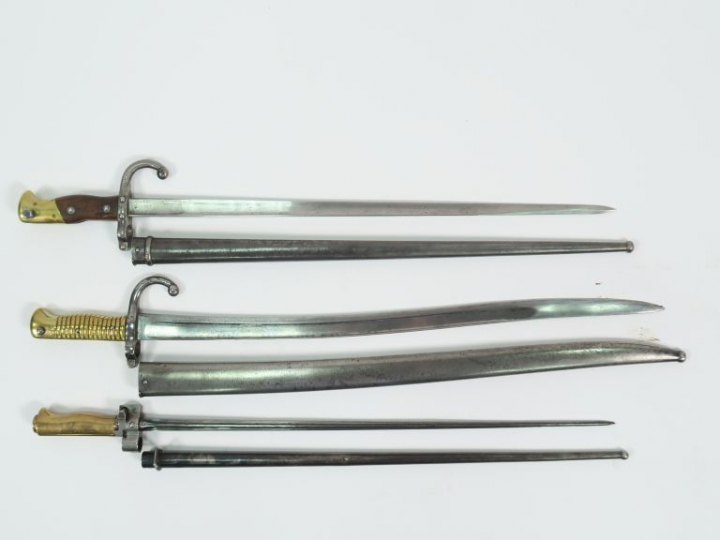 Lot de trois baïonnettes d’infanterie françaises, on y trouve une baïo