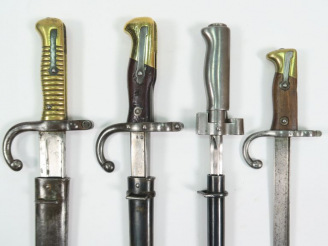 Vente aux enchères Lot de trois baïonnettes d’infanterie françaises, on y trouve une baïo