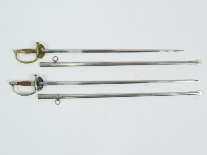 Lot de deux épées à clavier une en maillechort à plateaux à attributs 