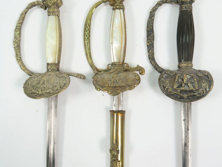 Lot de trois épées poudre et salpètre et carabinier sous le second emp