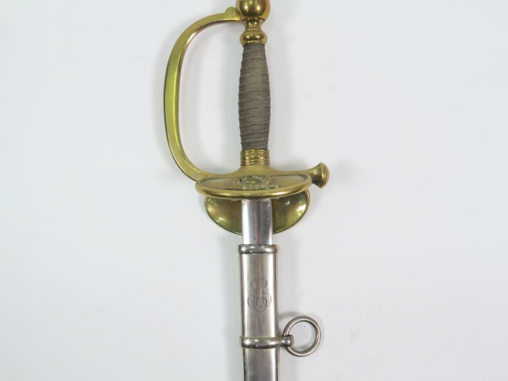 Belle épée à clavier d’officier, monture en bronze doré, branche de ga