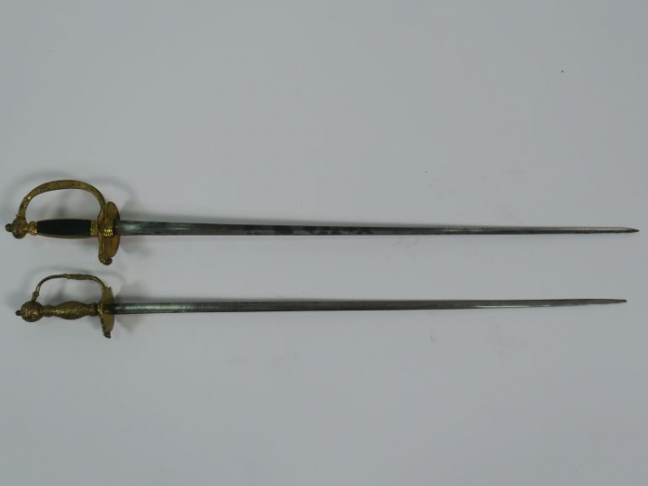 Lot composé d’une épée à clavier lame triangulaire à trois pans creux,