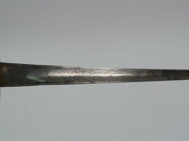 Lot composé d’une épée à clavier lame triangulaire à trois pans creux,