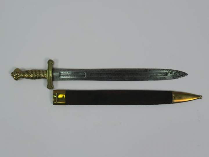 Glaive modèle 1816, monture en bronze doré, fusée à écaille, pommeau p