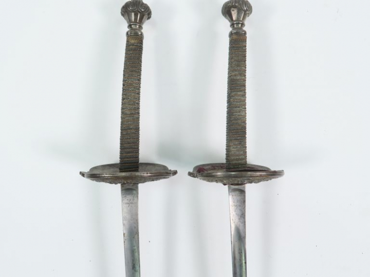Belle paire de fleurets d’escrime époque Viollet-le-Duc. Lame triangul
