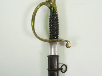 Vente aux enchères Sabre modèle 1845 d’adjudant, monture en bronze fondu ciselé, calotte 