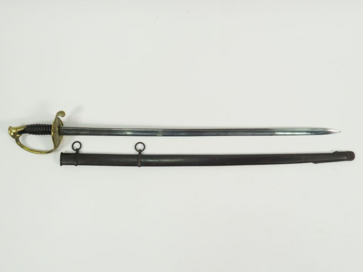 Sabre modèle 1845 d’adjudant, monture en bronze fondu ciselé, calotte 
