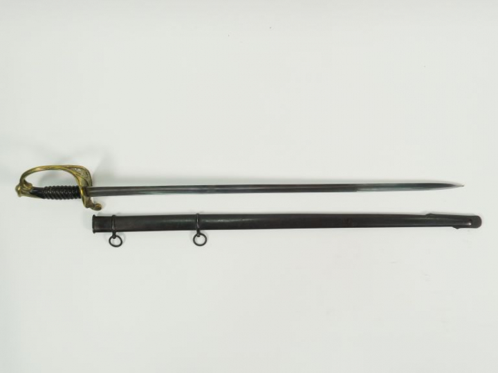 Sabre modèle 1845 d’adjudant, monture en bronze fondu ciselé, calotte 