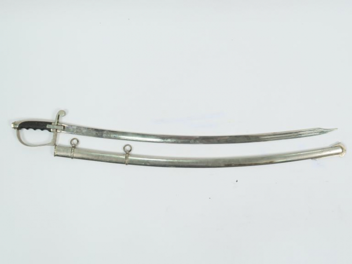 Sabre d’officier de cavalerie italienne. Belle lame courbe à gorge et 