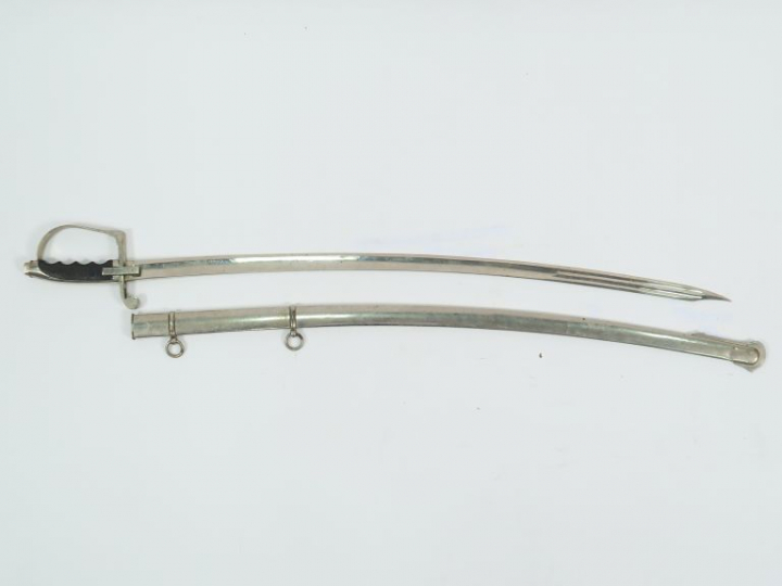 Sabre d’officier de cavalerie italienne. Belle lame courbe à gorge et 