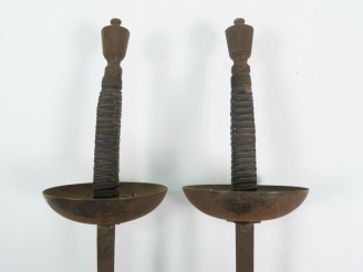 Vente aux enchères Belle paire d’épées de duel ou d’escrime, lames triangulaires à trois 