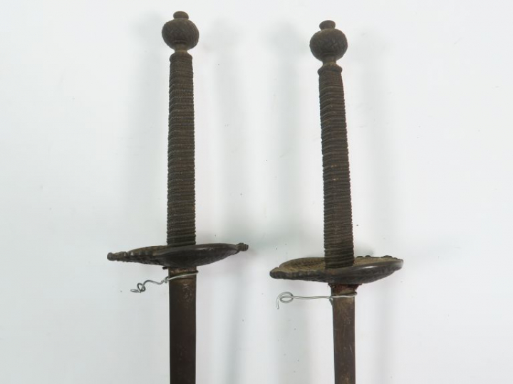 Belle paire d’épées de duel ou d’escrime, lames triangulaires à trois 