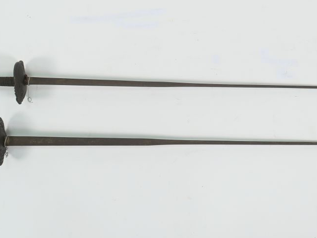 Belle paire d’épées de duel ou d’escrime, lames triangulaires à trois 