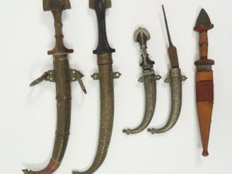 Vente aux enchères Lot de poignards marocains « Koumya » 4 exemplaires de tailles diverse