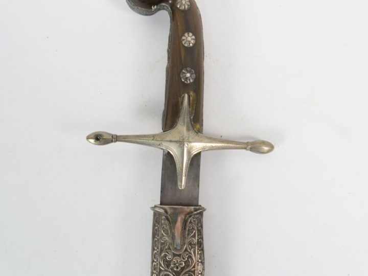 Beau sabre à l’orientale, Belle lame plate et courbe en acier sans gra