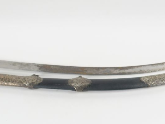 Beau sabre à l’orientale, Belle lame plate et courbe en acier sans gra