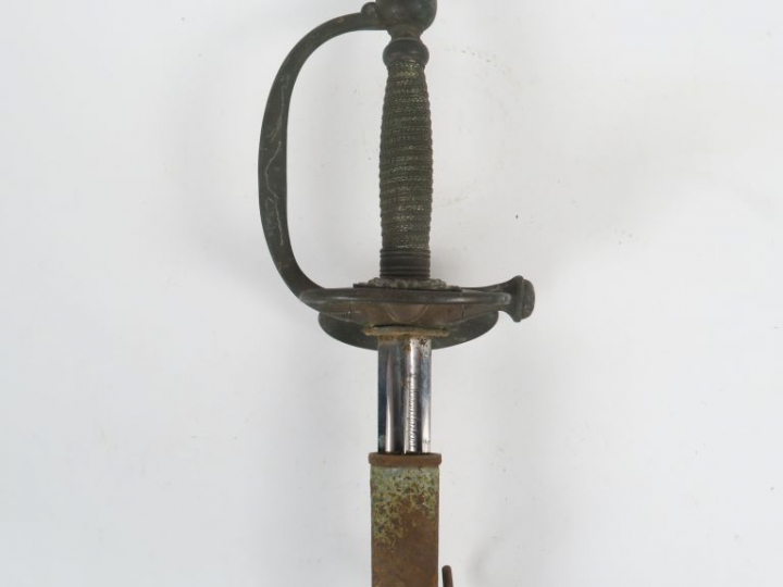 Belle épée à clavier d’officier, monture en bronze doré, branche de ga