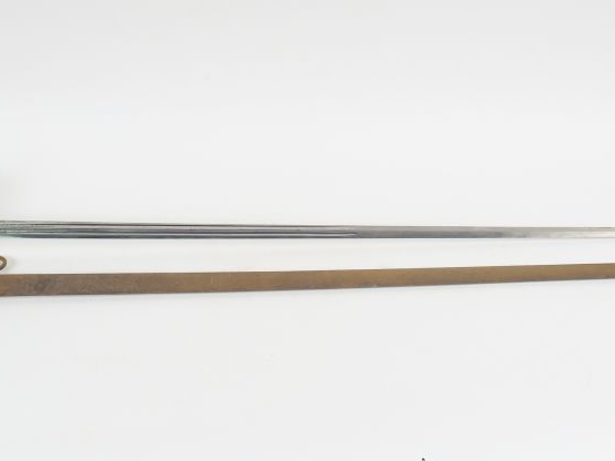 Belle épée à clavier d’officier, monture en bronze doré, branche de ga