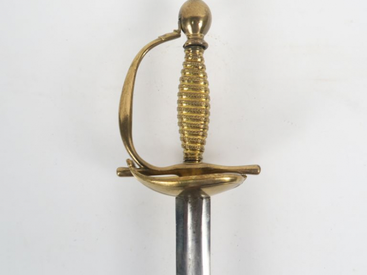 Belle épée à la française tardive. Monture bronze fondu, pommeau ovale