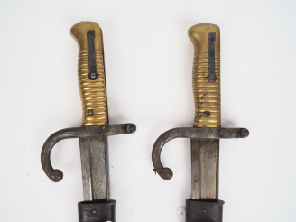 Vente aux enchères Lot de 2 baïonnettes yatagan de fusil d’infanterie chassepot modèle 18