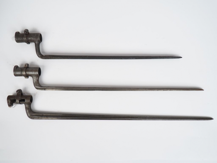 Lot de trois baïonnettes à douille françaises on y trouve une baïonnet