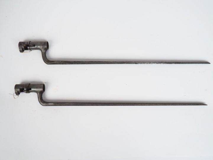 Lot de deux baïonnettes à douille U.S. pour fusil Springfield à percus