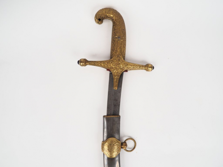 Sabre à l’orientale composite monture en bronze fondu ciselé monobloc 