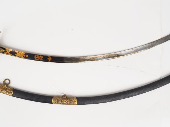 Sabre à l’orientale composite monture en bronze fondu ciselé monobloc 