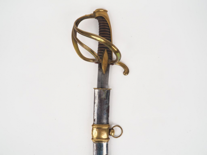Sabre d’officier de cavalerie légère à la chasseur, garde en bronze fo