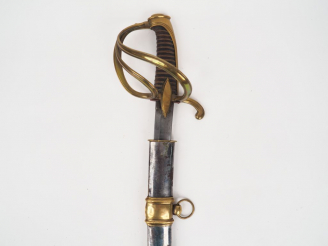 Vente aux enchères Sabre d’officier de cavalerie légère à la chasseur, garde en bronze fo