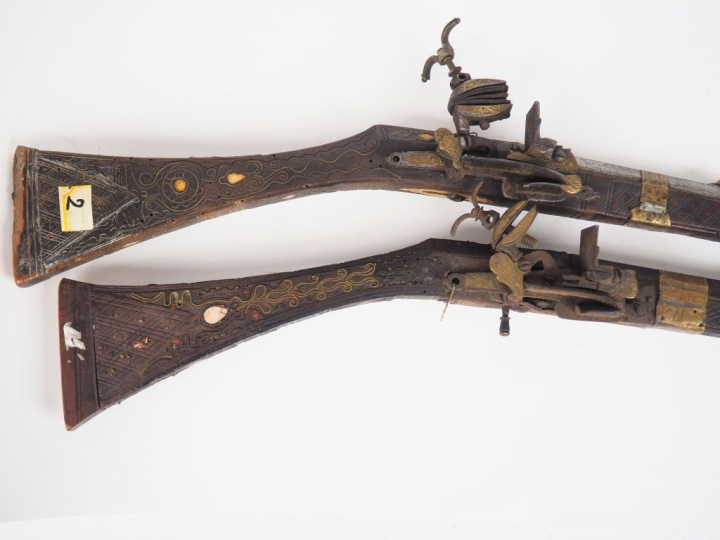 Lot de deux fusils anciens de fantasia type moukkala longs canons octo