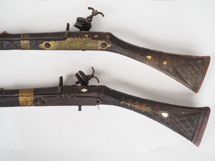 Lot de deux fusils anciens de fantasia type moukkala longs canons octo