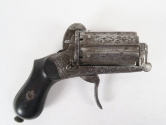 Vente aux enchères Poivrière « Depretz » en calibre 7 mm à broche, gravure motifs floraux