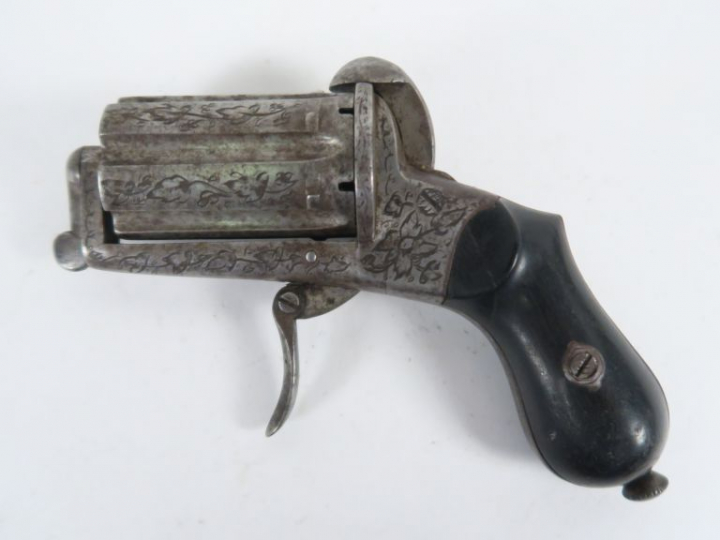 Poivrière « Depretz » en calibre 7 mm à broche, gravure motifs floraux